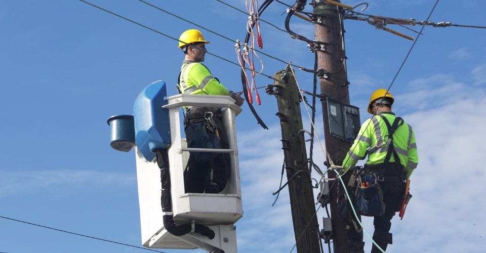 Elektrycy przyłączający budynek do sieci elektrycznej